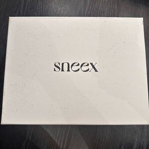 Sneex Black and White Size 7